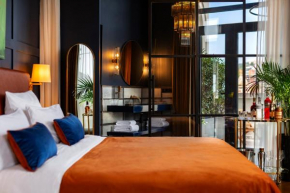 Zorba&Bond Hotel on the 8th